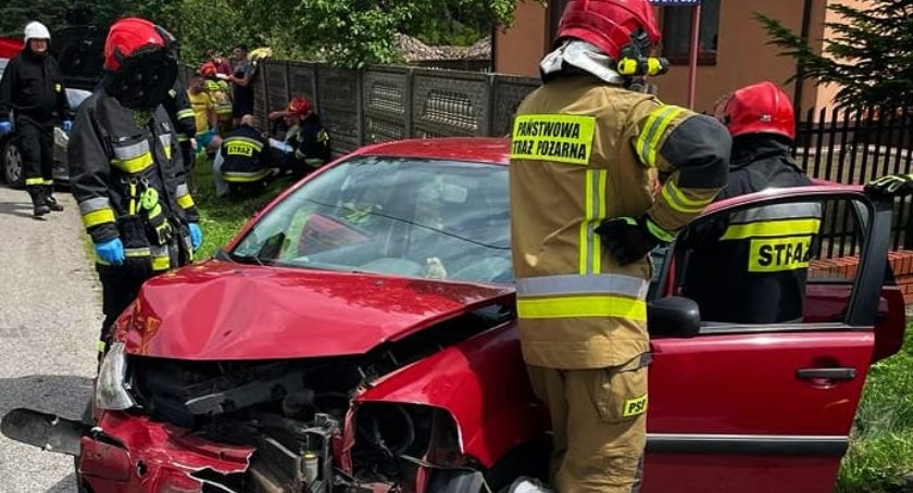 Wypadek w gminie Masłowice. Trzy osoby poszkodowane, jedną z nich do szpitala zabrał śmigłowiec LPR