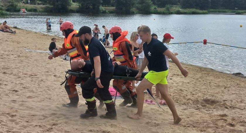 [ZDJĘCIA] WOPR Radomsko pokaz ratownictwa na zalewie w Zakrzówku Szlacheckim. Pijany plażowicz wsiadł do kajaka