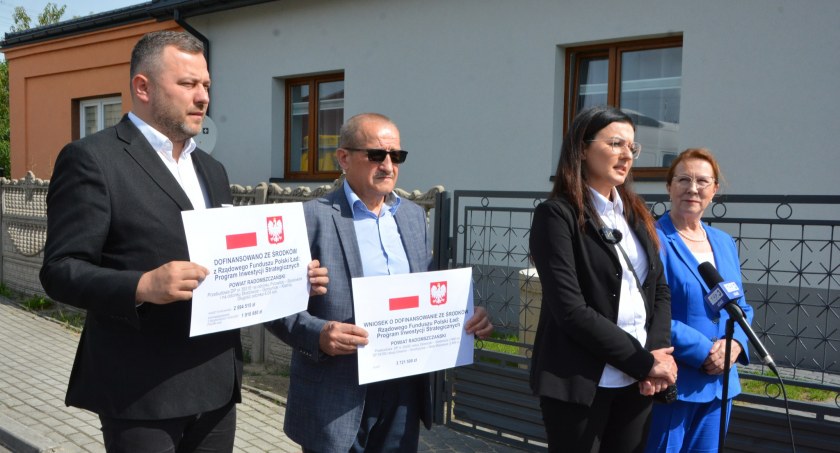Konferencja w Słostowicach. Starosta i posłanka informowały o milionach na powiatowe drogi. Byli też członkowie zarzadu