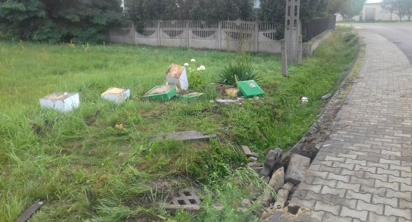 Trzebce, gmina Wielgomłyny. Ktoś wjechał w zabytkową, 100-letnią kapliczkę. I uciekł. Mieszkańcy komentują