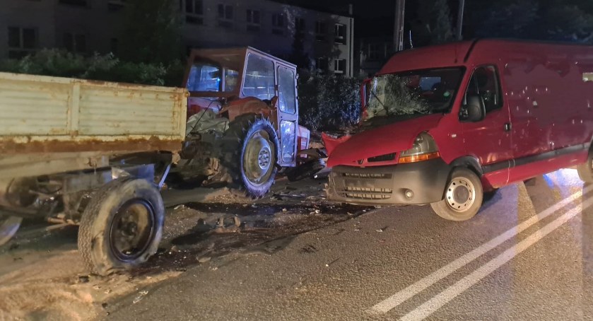 Ulica Szkolna w Kobielach Wielkich. Kierowca busa wjechał w ciągnik z przyczepą. A potem uciekał, pieszo