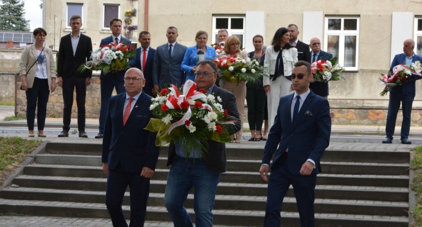 79. rocznica wybuchu Powstania Warszawskiego. Samorządowcy składali kwiaty, kibice odpalili race
