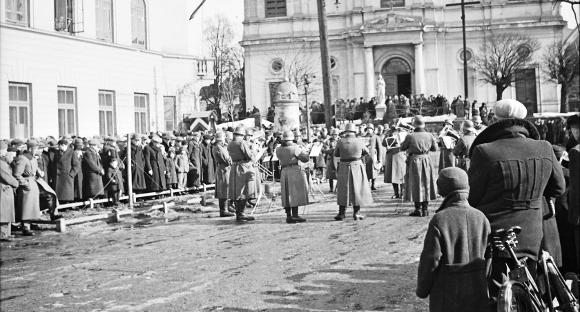 [Historia Gazetą pisana] Zmasakrowane zwłoki w worku znaleziono zatopione w rowie