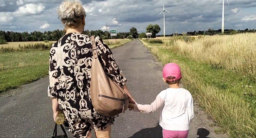 Trzy kilometry piechotą do domu z czteroletnią wnuczką. Autobus zawieszony. Żeby było taniej
