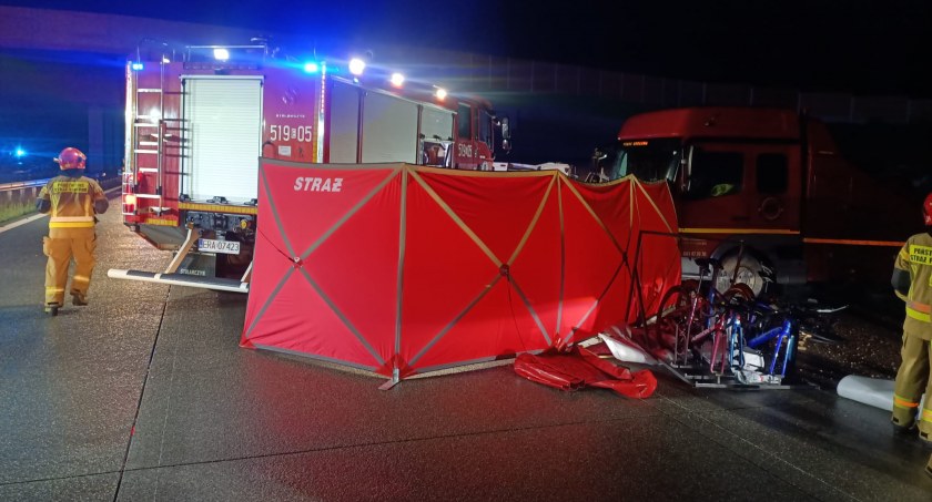 Śmiertelny wypadek na autostradzie A1. Zginął 43-latek, cztery osoby odwieziono do szpitali. Droga była zablokowana kilka godzin