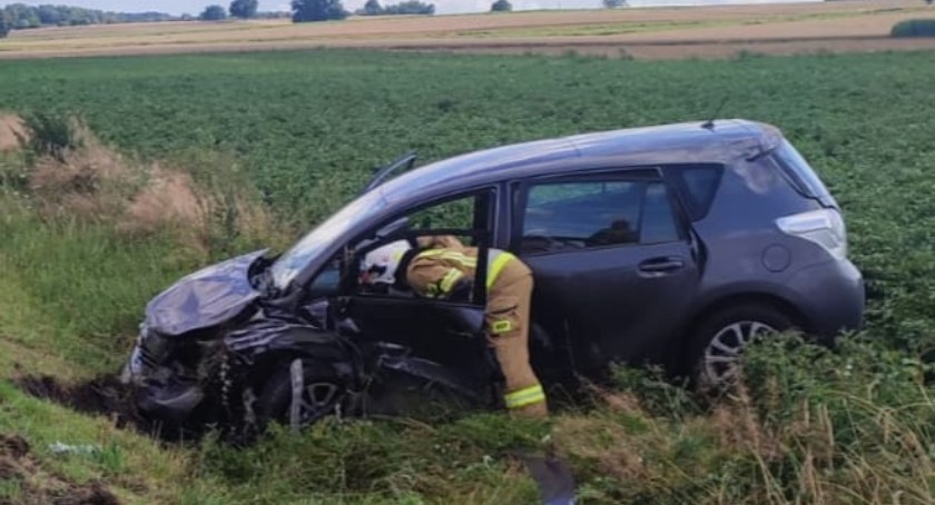 Wypadek między Smotryszowem a Łagiewnikami. Zderzyły się audi z toyotą. Dwóch mężczyzn odwieziono do szpitala
