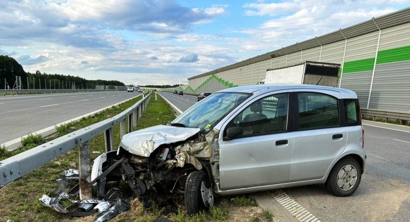 Autostrada A1 w miejscowości Brodowe. W fiacie pękła opona, 92-letni kierowca stracił panowanie nad samochodem
