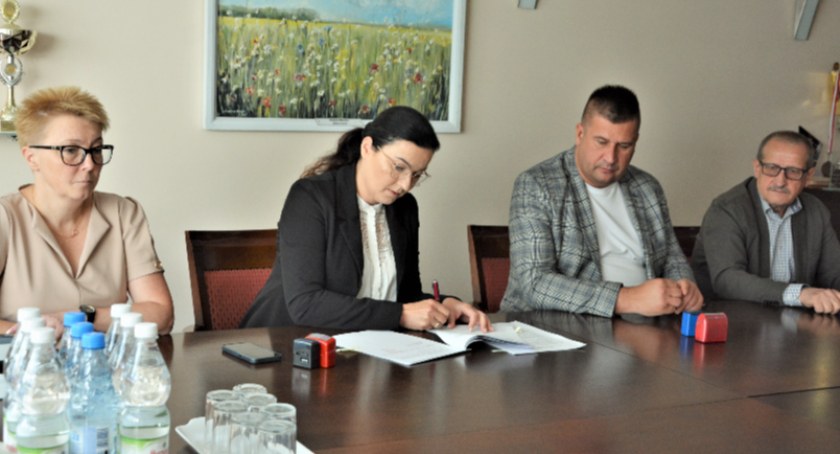 Gmina Gomunice otrzyma dofinansowanie na montaż platformy schodowej w urzędzie gminy