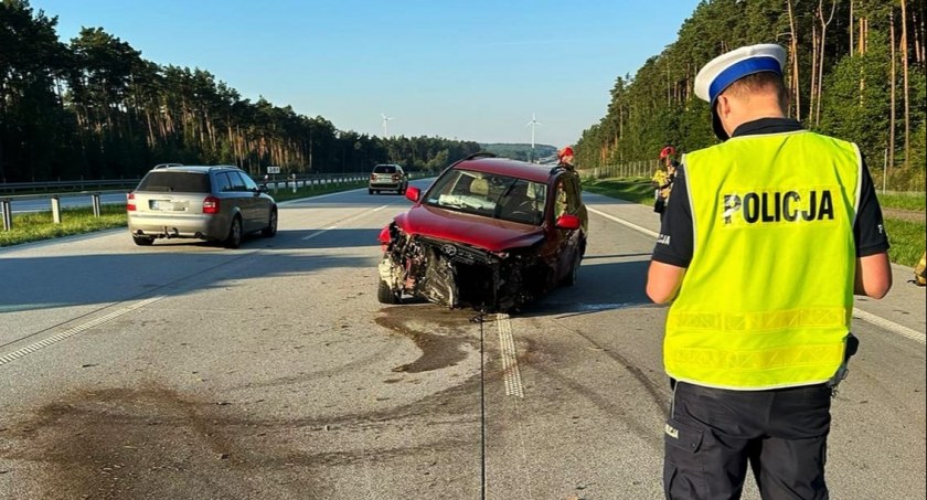 67-latek najprawdopodobniej zasnął za kierownicą. Jechał z pasażerką. Auto uderzyło w bariery energochłonne