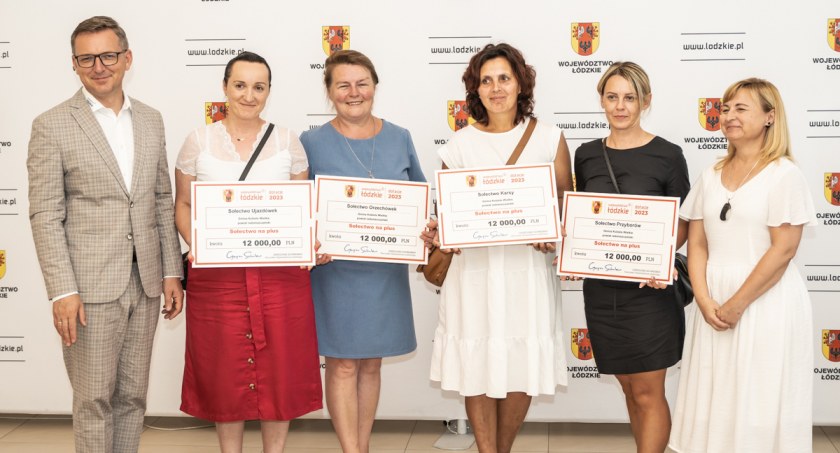 [ZDJĘCIA] Ponad milion zł dla sołectw i OSP w naszym powiecie. W Kodrębie wręczano symboliczne czeki