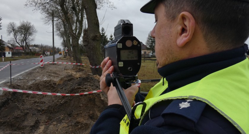 Policja podsumowała długi sierpniowy weekend za kółkiem. Jeden wypadek, 21 kolizji i pięciu pijanych