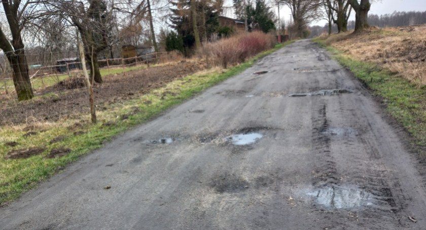 Miliony robią wrażenie. Powiat chce pozyskać pieniądze na remonty dróg. Mieszkańcy Piaszczyc dostaną 660 metrów