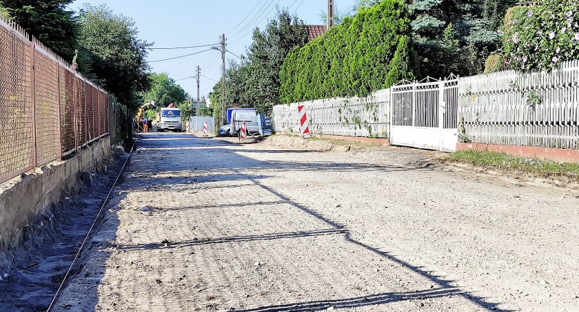 Czytelnik: - Wszędzie są wjazdy na posesje, a na ulicy Kusocińskiego nie będzie? Radomszczanin pyta, a urząd odpowiada