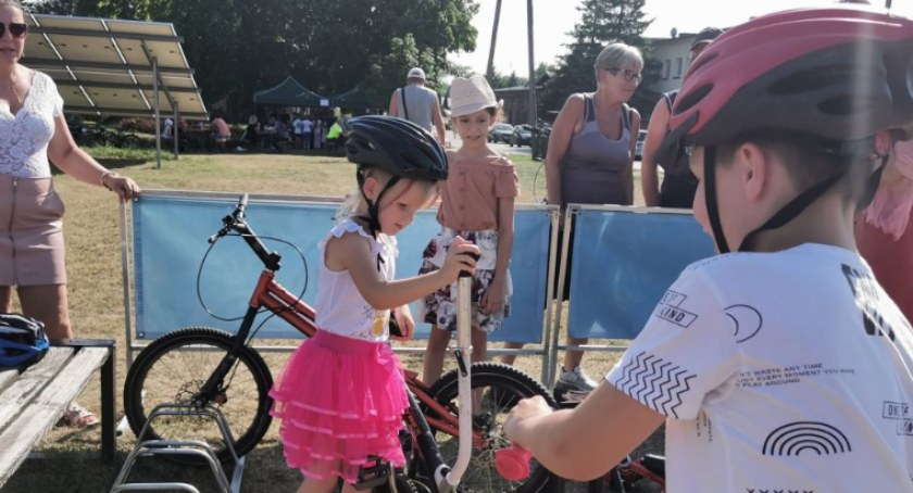 „Rowerowy zawrót głowy”, czyli rodzinny piknik na boisku sportowym przy Urzędzie Gminy w Gidlach