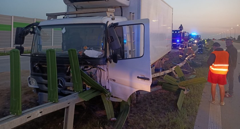 Autostrada A1. W ciężarówce pękła opona, kierowca stracił panowanie nad kierownicą, samochód uderzył w bariery