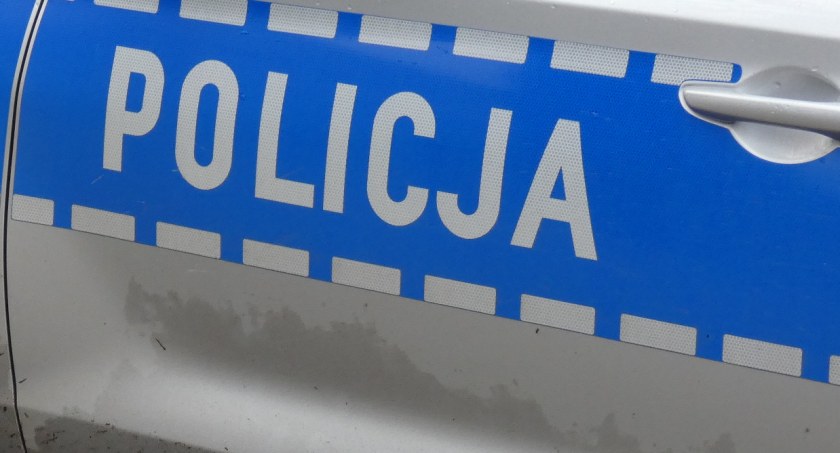 Pijany 32-latek na motorowerze. Przewrócił się na pobocze. Wezwano karetkę i radiowóz