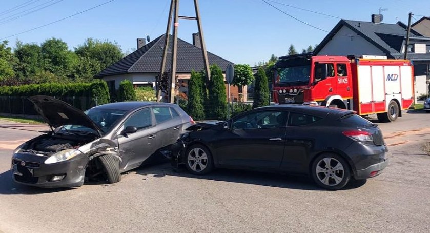 Zderzenie dwóch samochodów na skrzyżowaniu w Woli Blakowej w gminie Lgota Wielka. 26-latka nie zatrzymała się przed znakiem STOP 