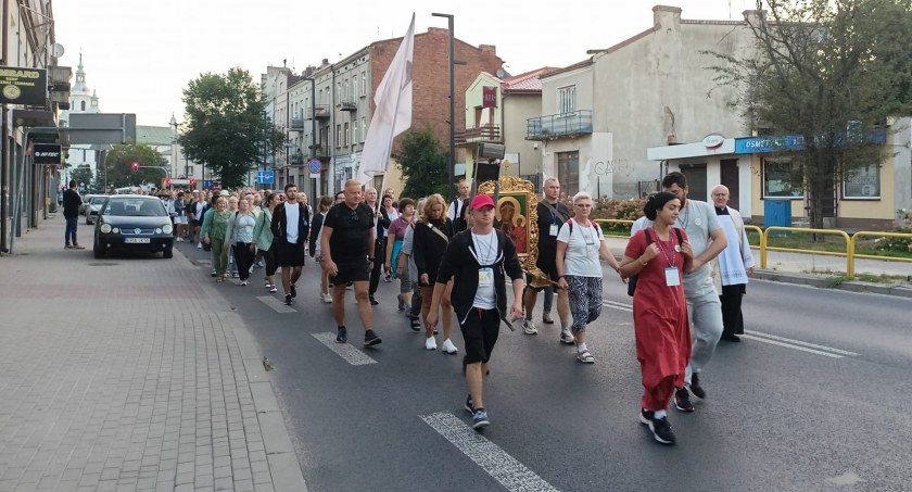 Msza o 5 rano, a potem w drogę. Pielgrzymi z Radomska na Jasną Górę dotrą wieczorem