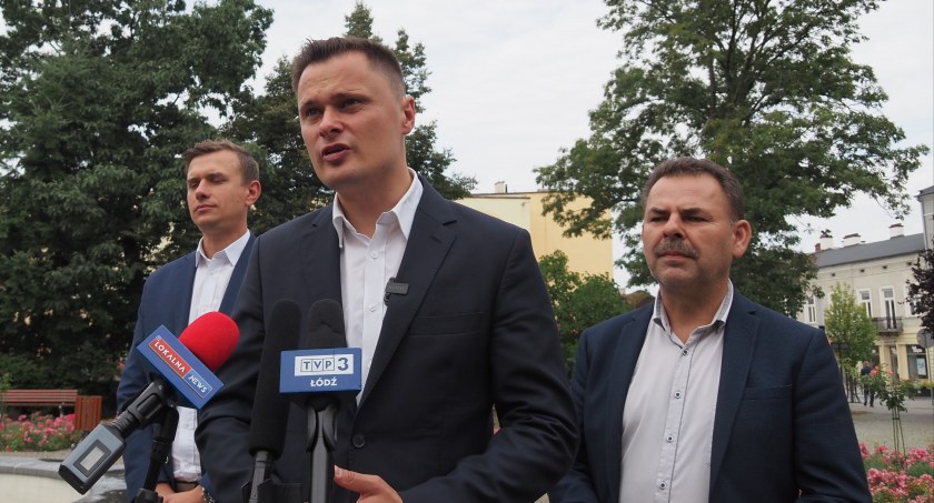 Krzysztof Ciecióra informuje o programie Rozświetlamy Polskę. Zachęca samorządy do wzięcia udziału w programie