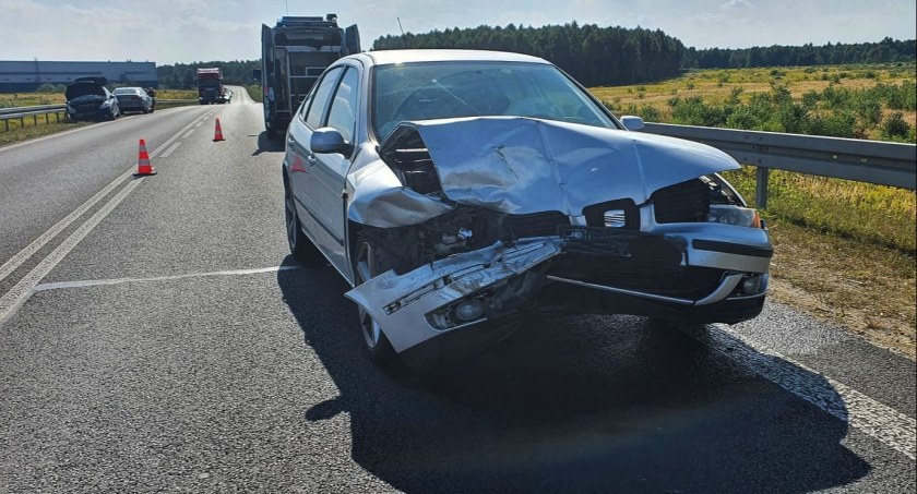 Wypadek na obwodnicy Radomska. Seat uderzył w peugeota. 24-letnią kobietę odwieziono do szpitala 