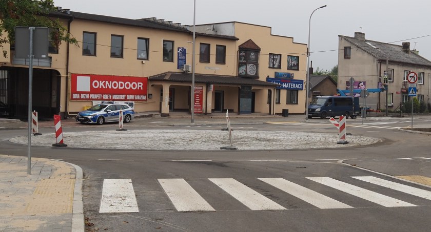 Koniec remontu Krasickiego. Jeszcze dzisiaj po południu będziecie mogli nią przejechać. I skorzystać z nowego ronda