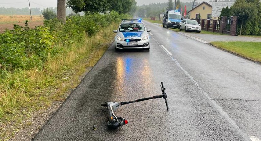 Wypadek w Strzałkowie. Nastolatka na hulajnodze elektrycznej skręcała w lewo. Wprost pod koła samochodu osobowego