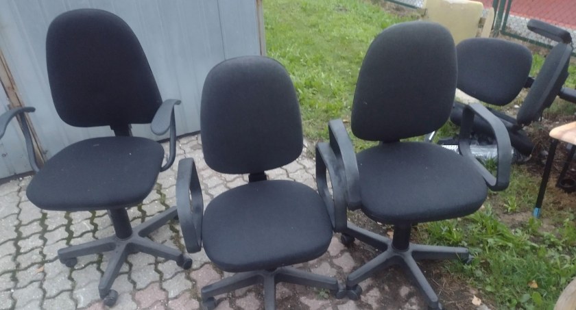 Czytelnik: Są tam od kilku dni i mokną. A można było zrobić jakąś wyprzedaż i szkoła miałaby jakieś pieniądze