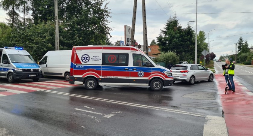 Wypadek na skrzyżowaniu Sucharskiego z Poprzeczną. 75-latek zajechał drogę 61-latkowi