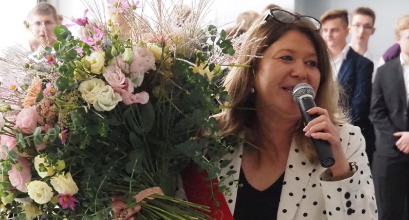 [WIDEO, ZDJĘCIA] Mechanik: Rozpoczęcie roku, którego... miało nie być. Dyrektor Ewa Grodzicka obsypana konfetti 
