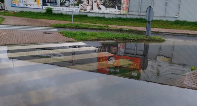 Czytelniczka: - I jak tu pieszy ma przejść? Strach stanąć w pobliżu, żeby samochód nie ochlapał. Tak wyglądało rondo na Przedborskiej