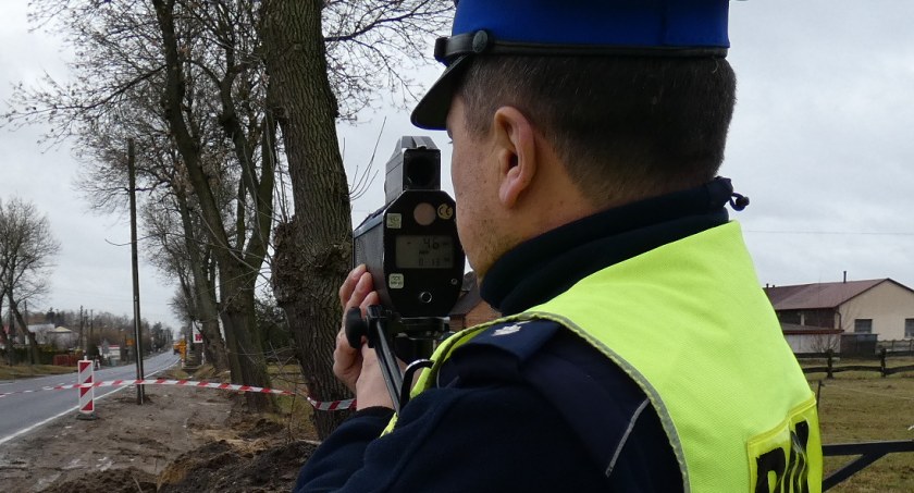 65-letni pirat drogowy za kierownicą volvo wpadł podczas kontroli w Strzelcach Małych. Stracił prawko na trzy miesiące