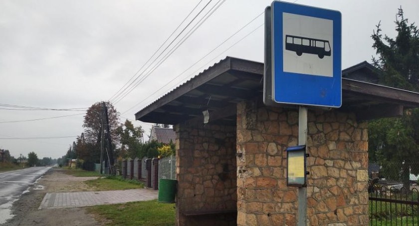 Pierwszy autobus PKS-u był pełny, kolejny spóźniony. A uczniowie w Orzechowie czekali na przystanku. I czekali...