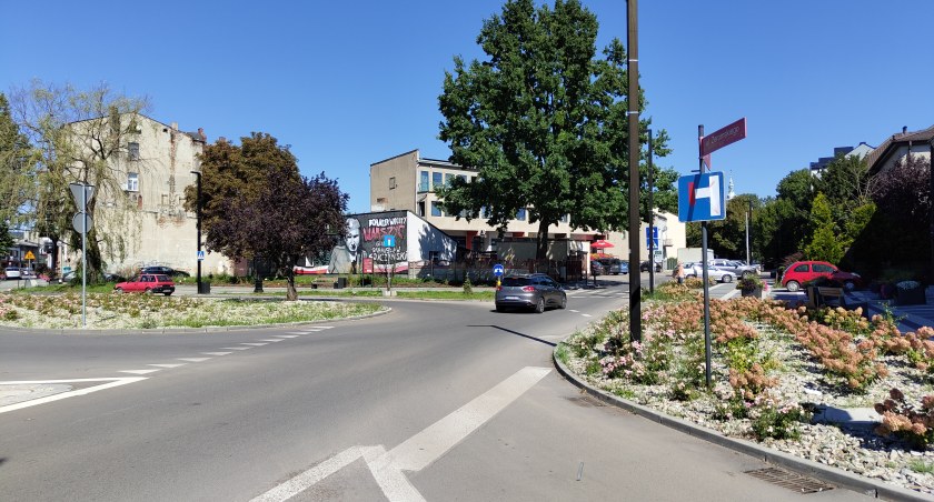 [WIDEO] Kierowcy nie zwracają uwagi na znak, wjeżdżają w Żeromskiego, a potem muszą zawracać. Tak zaczął się remont Reymonta