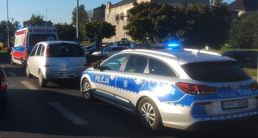 Pijany 72-latek kierujący oplem wjechał w karetkę pogotowia. Radomszczanin stanie przed sądem. Grożą mu 2 lata więzienia 