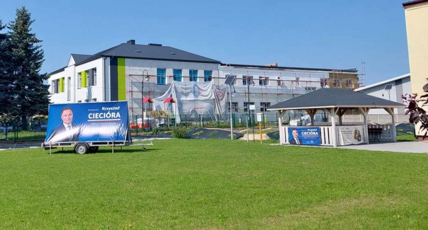 Bannery i plakaty lokalnych polityków są już widoczne