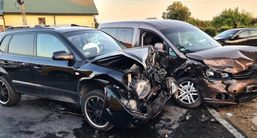 Wypadek w Kietlinie. Kierowca volkswagena wymusił pierwszeństwo przejazdu na kobiecie kierującej hyundaiem 