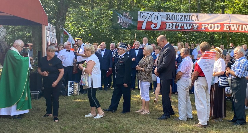 Tłumy mieszkańców na uroczystościach rocznicy Bitwy pod Ewiną [ZDJĘCIA]
