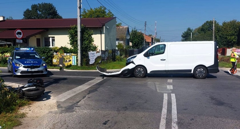 Znów wypadek w Okrajszowie. Poszkodowany motocyklista, kierowca Renault nie ustąpił pierwszeństwa
