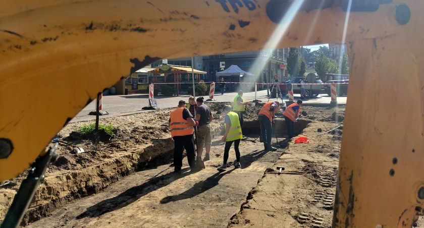 Reymonta rozkopana, archeolodzy już pracują. - Ta gleba pozwala zachować drewniane elementy w dobrym stanie
