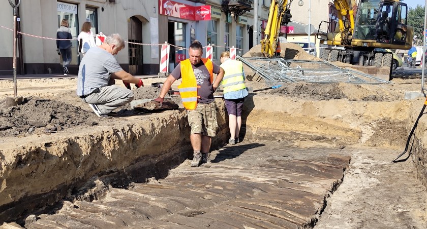 Remont Reymonta. Archeolodzy odkryli drewnianą drogę z czasów średniowiecza. Przebiegała inaczej niż dzisiejsza ulica