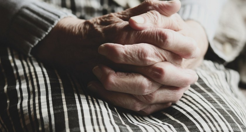 Strażacy wezwani do otwarcia mieszkania. 85-letnia radomszczanka była sama, przewróciła się i potrzebowała pomocy
