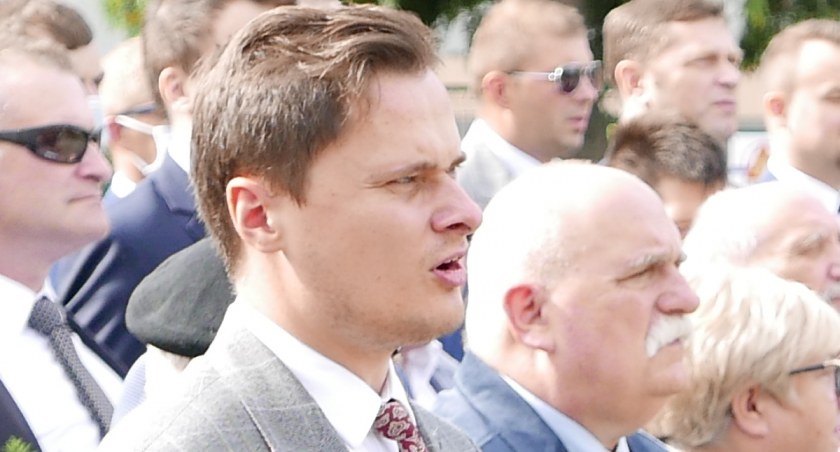 Nowak komentuje: „To nie jest cytat z Barei, to z życia wzięte. Z życia Artura Waloszczyka