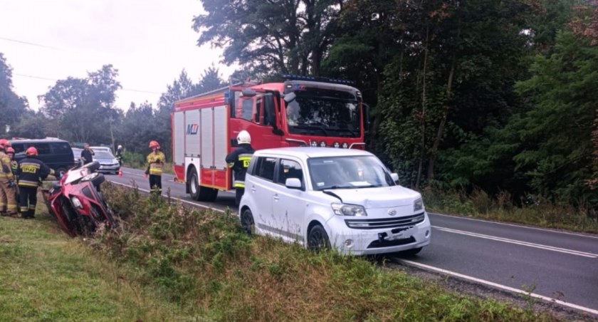 Mały karambol w Kolonii Borowiecko. Seat wjechał w suzuki, a w suzuki uderzyło daihatsu