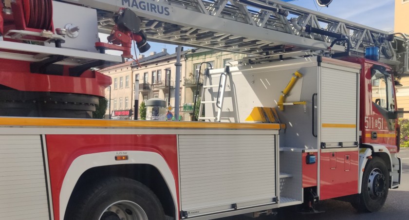 Pożar kuchni w domu jednorodzinnym w Stobiecku Miejskim. Strażacy ratowali 27-letnią kobietę