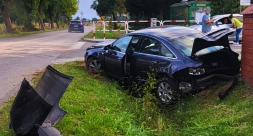 Zderzenie volkswagena z audi w Wiewiórowie w gminie Lgota Wielka. 40-latka odwieziona do szpitala 