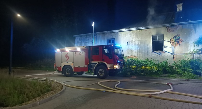 [WIDEO, ZDJĘCIA] Pożar pustostanu przy nowym parkingu w centrum. Drugi raz w ciągu kilku tygodni