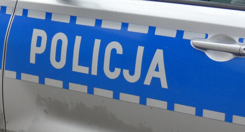 22-latek niszczył samochody na parkingu. Został zatrzymany. Grozi mu do 5 lat więzienia