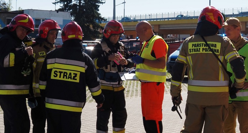 [WIDEO, ZDJĘCIA] Atak terrorystyczny w Mechaniku. Uzbrojony napastnik wtargnął do szkoły i otworzył ogień. Na szczęście to tylko ćwiczenia