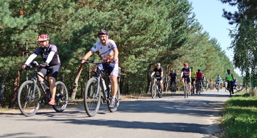 Nowy szlak rowerowy w powiecie otwarty. Liczy 26 km i łączy Zakrzówek Szlachecki z Gidlami