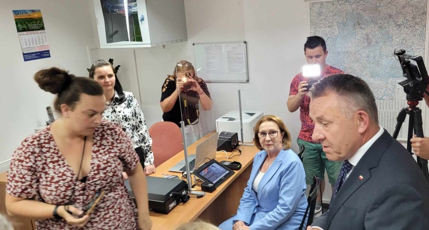 [ZDJĘCIA:] Po paszport nie trzeba już nigdzie jechać. W poniedziałek otwarty został w starostwie Terenowy Punkt Paszportowy